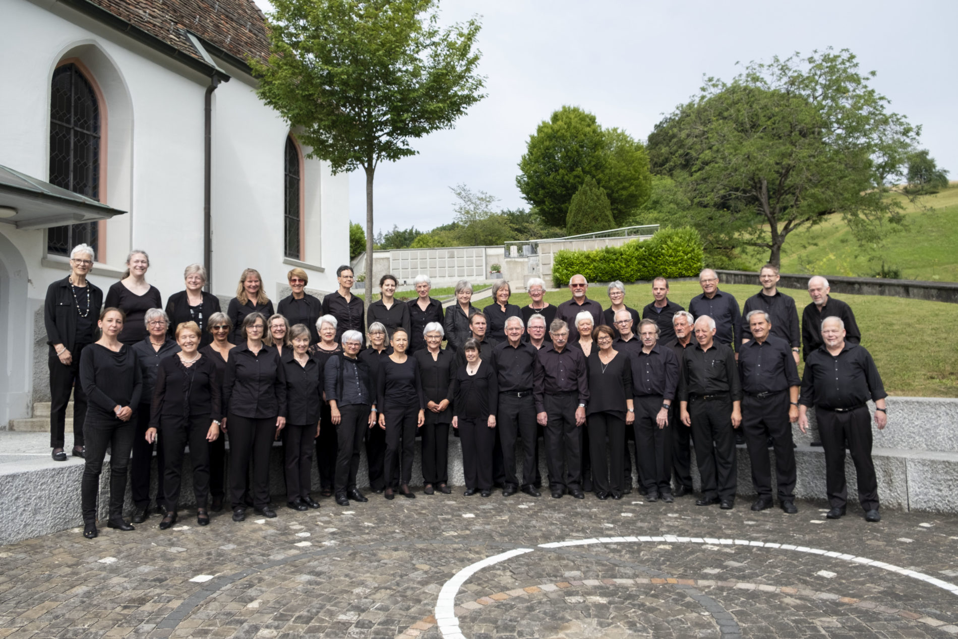 Sängerinnen und Sänger des Gesangvereins Hedingen posieren nach dem Renaissancekonzert 2018 auf dem runden Platz vor der Kirche Hedingen